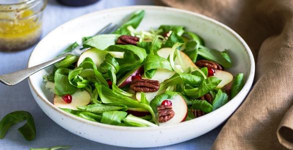 Candied pecan and apple salad